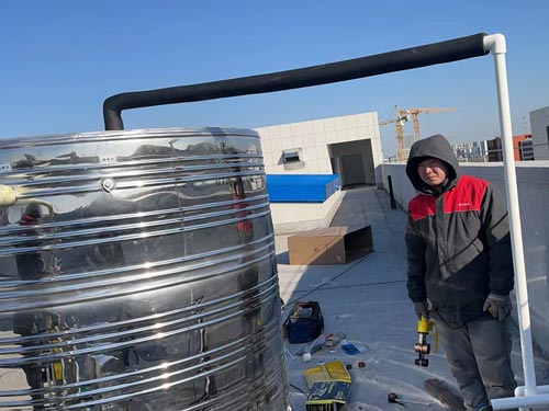 合肥啟灝醫(yī)療科技有限公司空氣熱水器安裝現場